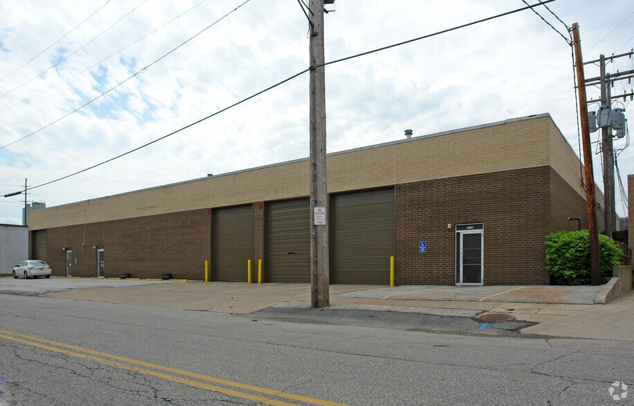 4110-4140 Commerce Ave, Cleveland, OH à vendre - Photo du bâtiment - Image 3 de 6