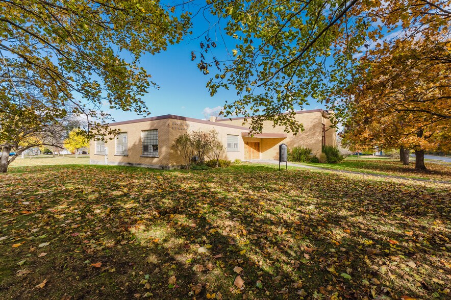 557 Thompson Blvd, Watertown, NY à vendre - Photo principale - Image 1 de 23