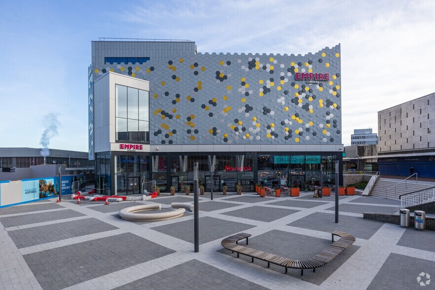 East Sq, Basildon à louer - Photo du bâtiment - Image 3 de 3