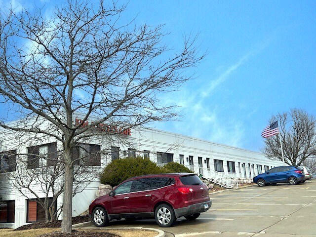 707 Ridgeview Dr, McHenry, IL à louer - Photo du bâtiment - Image 2 de 3