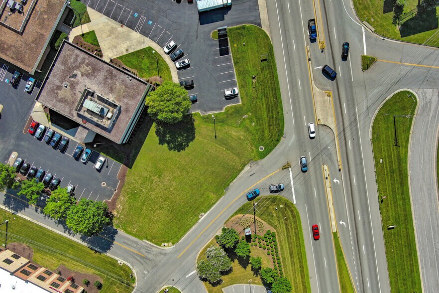 5301 Bernard Dr, Roanoke, VA à louer - Photo du bâtiment - Image 3 de 8