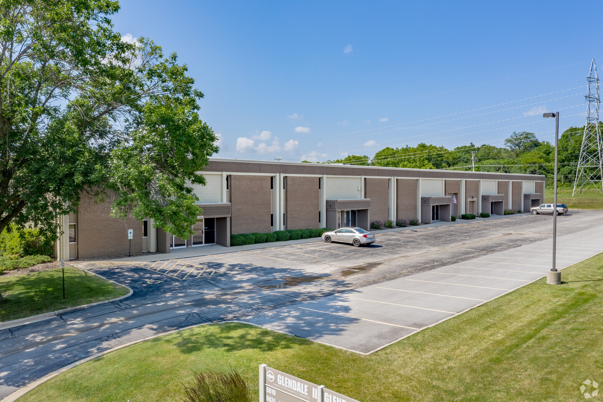 6575-6637 N Sidney Pl, Glendale, WI à vendre Photo du bâtiment- Image 1 de 1