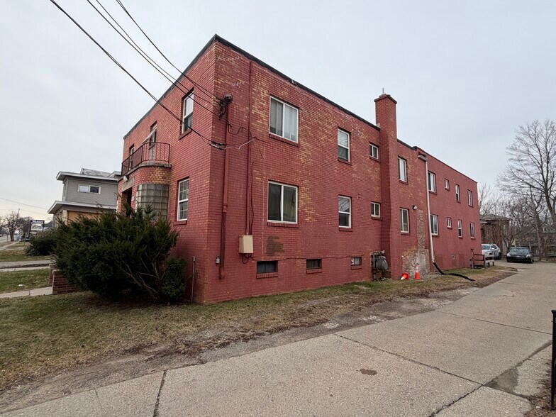 712 S Grand Traverse St, Flint, MI à vendre - Photo du bâtiment - Image 3 de 10