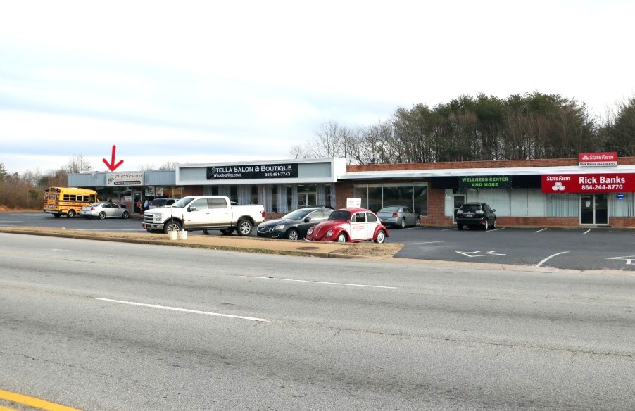 3320-3326 Wade Hampton Blvd, Taylors, SC for lease Building Photo- Image 1 of 3