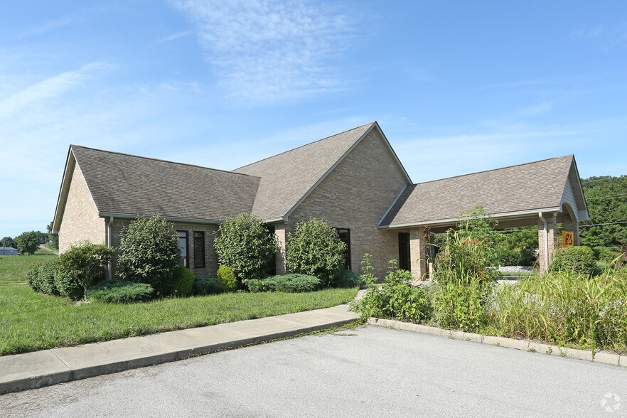 7820 S Voyles Rd, Pekin, IN à louer - Photo principale - Image 1 de 6