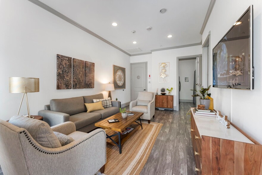 256 Ed English Dr, Shenandoah, TX for sale - Interior Photo - Image 2 of 25