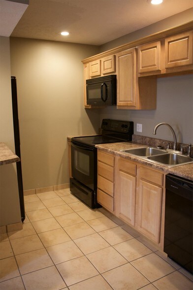 2411 Collis Ave, Huntington, WV à vendre - Photo intérieure - Image 3 de 9