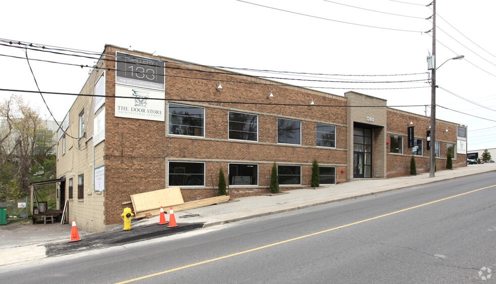 1260 Castlefield Ave, Toronto, ON à louer - Photo du bâtiment - Image 2 de 2
