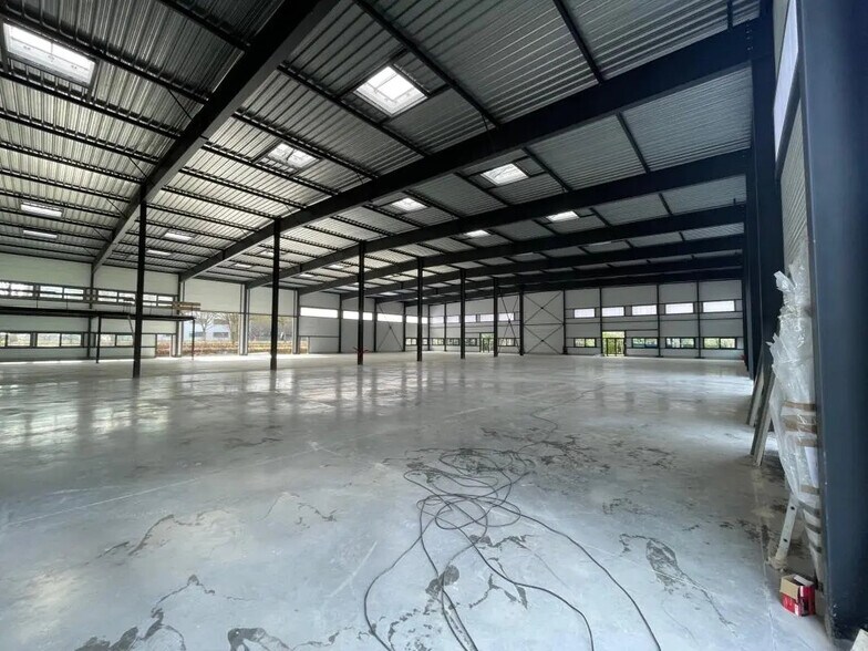 Industrial in Cergy for lease - Interior Photo - Image 1 of 4