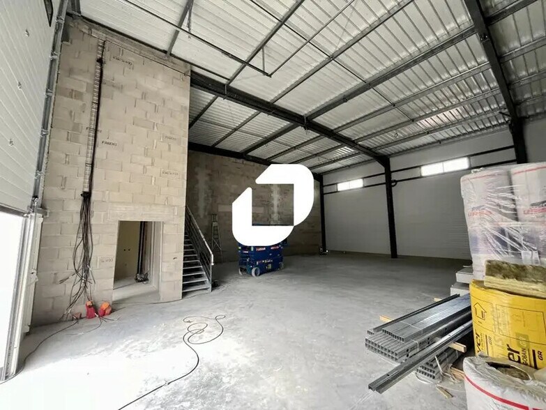 Flex in Chassieu for lease - Interior Photo - Image 2 of 5