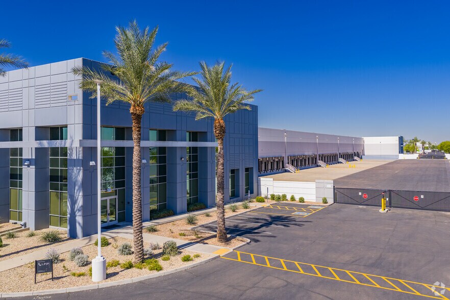 6825 W Buckeye Rd, Phoenix, AZ à louer - Photo du bâtiment - Image 1 de 8