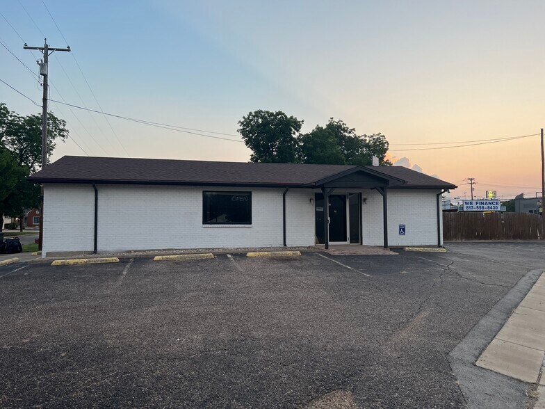418 W Chambers St, Cleburne, TX à vendre - Photo du bâtiment - Image 1 de 23