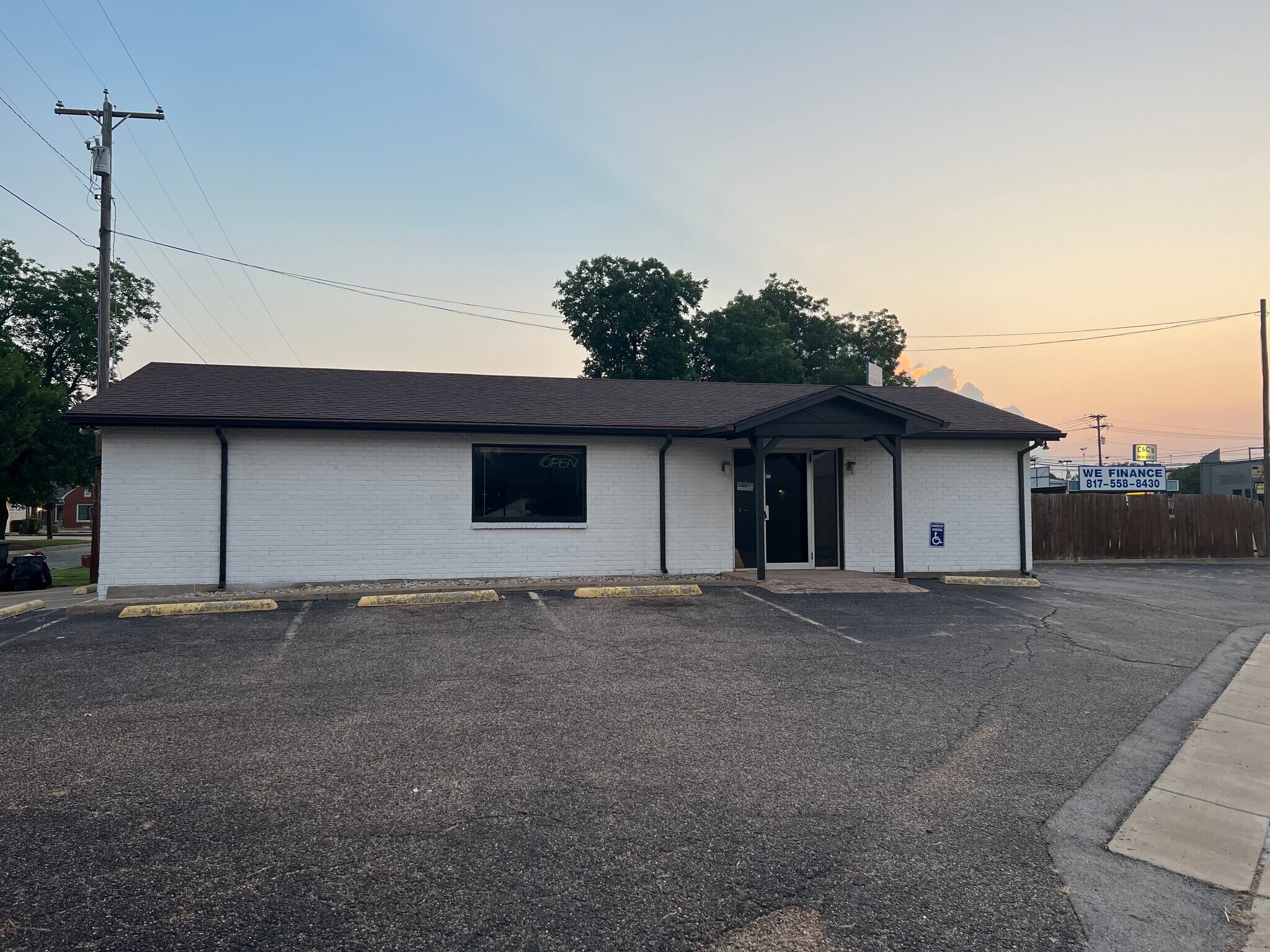 418 W Chambers St, Cleburne, TX à vendre Photo du bâtiment- Image 1 de 24