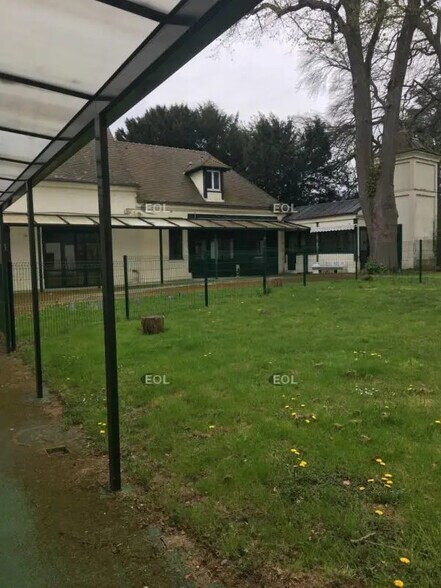 Bureau dans Chennevières-lès-Louvres à louer - Photo du bâtiment - Image 3 de 3