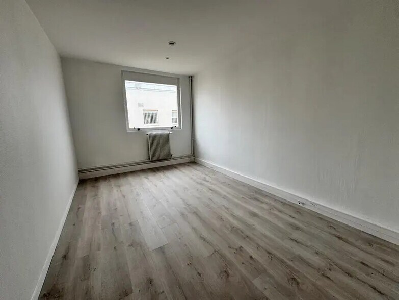 Office in Osny for lease - Interior Photo - Image 2 of 10