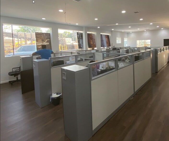 26-32 Bond St, Westbury, NY for lease - Building Photo - Image 3 of 36