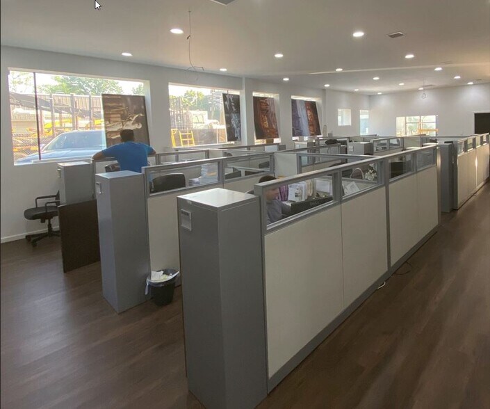 26-32 Bond St, Westbury, NY à louer - Photo du bâtiment - Image 3 de 36