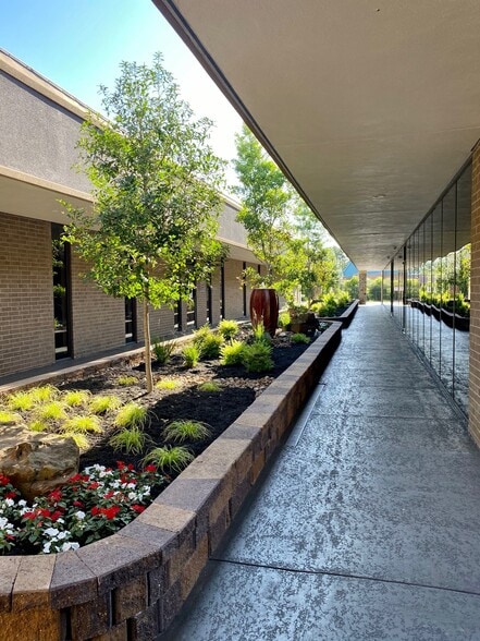 2912 W Davis St, Conroe, TX for lease - Building Photo - Image 1 of 6