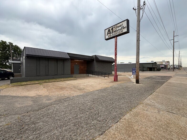 5909 E 15th St, Tulsa, OK à louer - Photo du bâtiment - Image 1 de 14