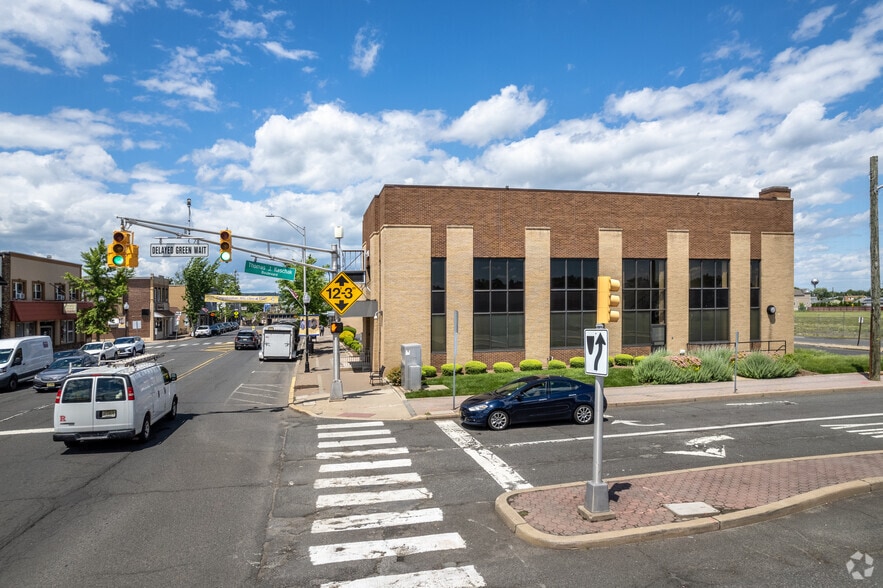 69 S Main St, Manville, NJ à louer - Photo du bâtiment - Image 2 de 26