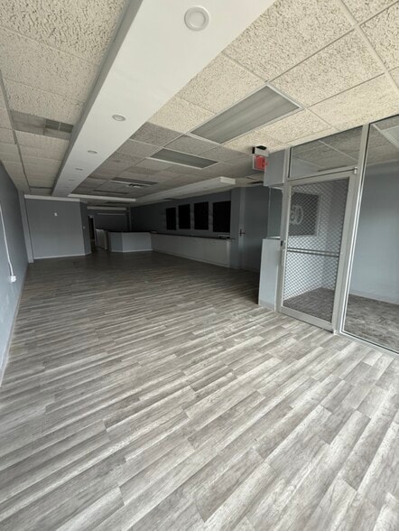 21421-21435 Greater Mack Ave, Saint Clair Shores, MI à louer - Photo intérieure - Image 3 de 9