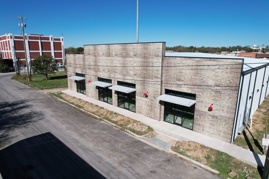 202 W 1st St, Taylor, TX for lease - Building Photo - Image 3 of 32