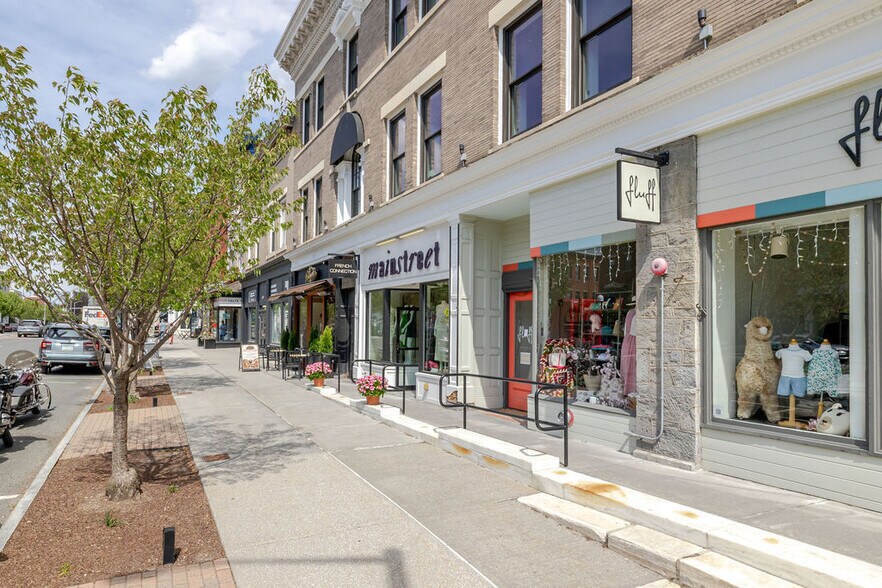 313-323 Main St, Great Barrington, MA à louer - Photo du bâtiment - Image 3 de 14