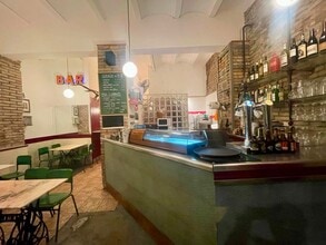 Retail in Barcelona, Barcelona for lease Interior Photo- Image 2 of 15