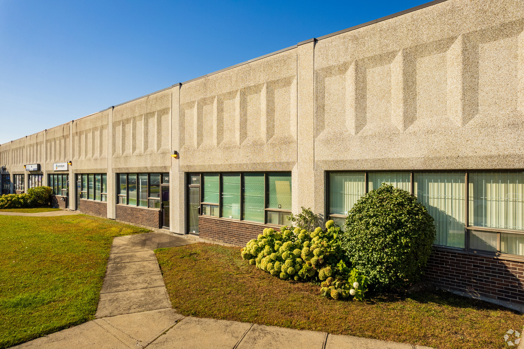 500-548 Av Meloche, Dorval, QC for lease Primary Photo- Image 1 of 8