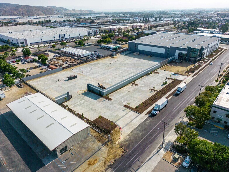 15551 Boyle Ave, Fontana, CA à louer - Photo du bâtiment - Image 3 de 11