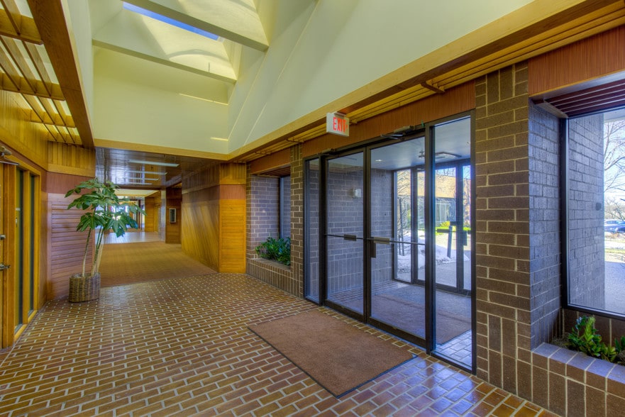 5500 Lincoln Dr, Edina, MN for lease - Interior Photo - Image 2 of 19