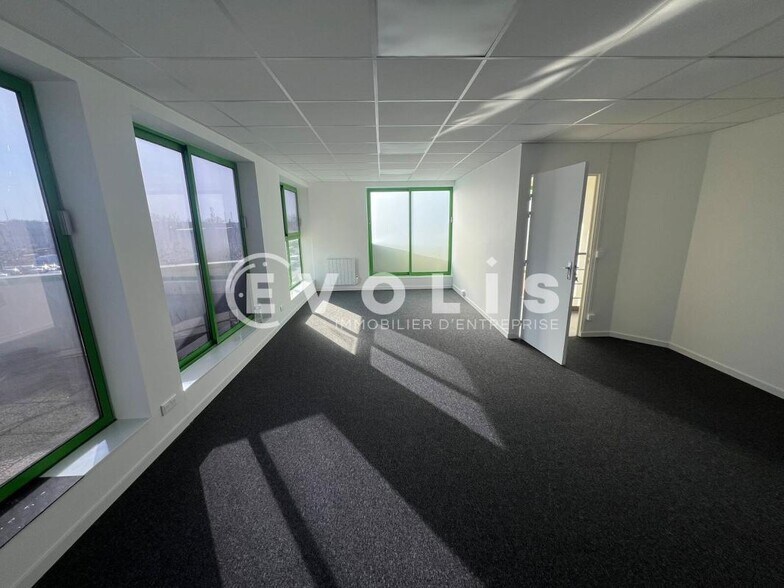 Office in Combs-la-Ville for lease - Interior Photo - Image 1 of 8