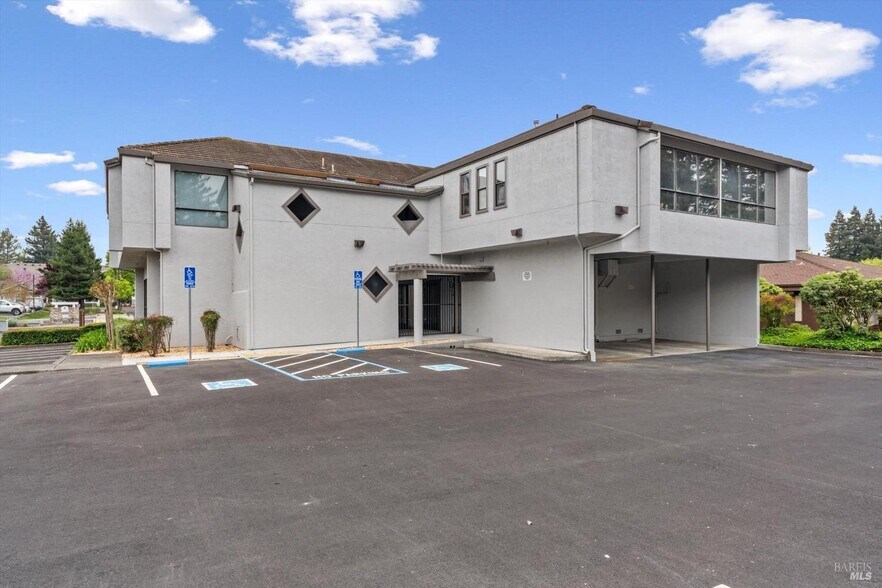 1370 Medical Center Dr, Rohnert Park, CA à louer - Photo du bâtiment - Image 2 de 34