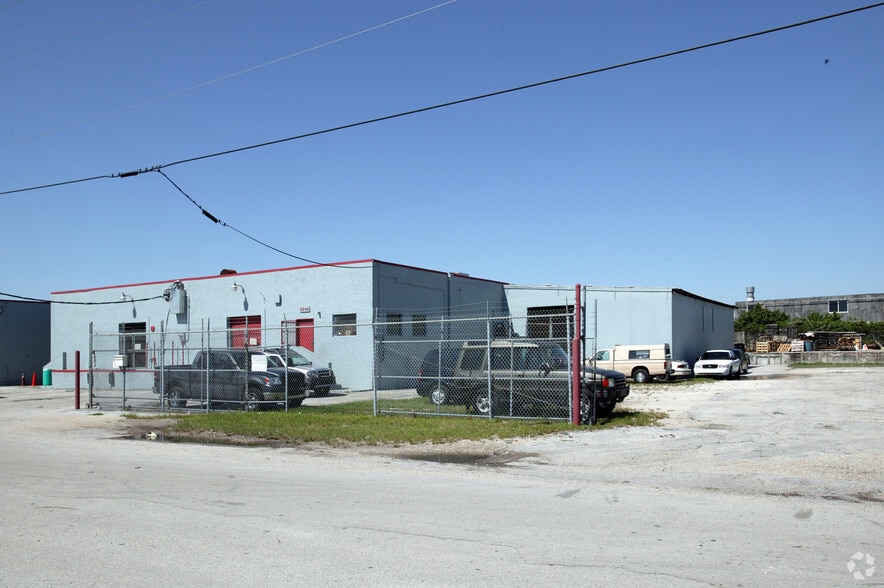 Two Dock High Warehouses Plus Yard portfolio of 3 properties for sale on LoopNet.ca - Primary Photo - Image 2 of 12