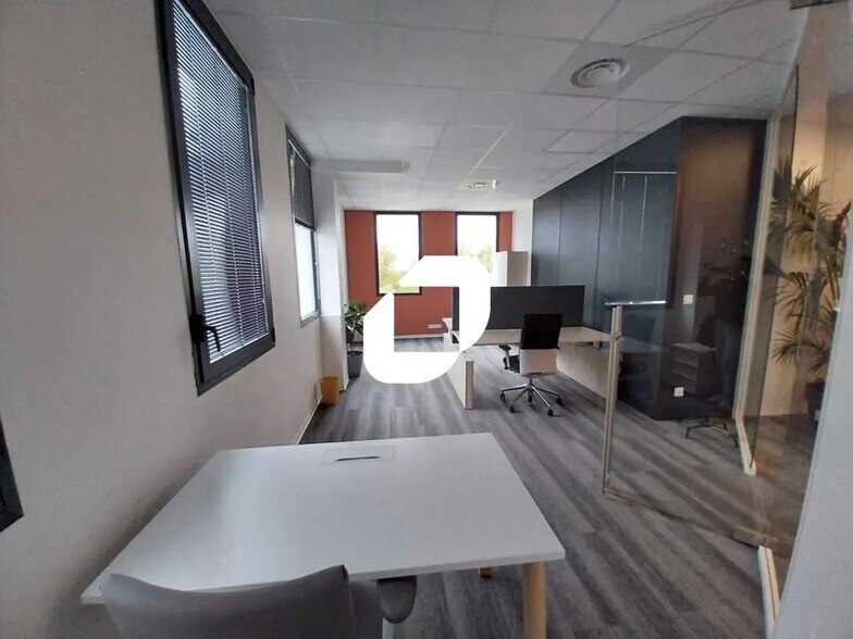 Office in Eysines for lease - Building Photo - Image 2 of 14