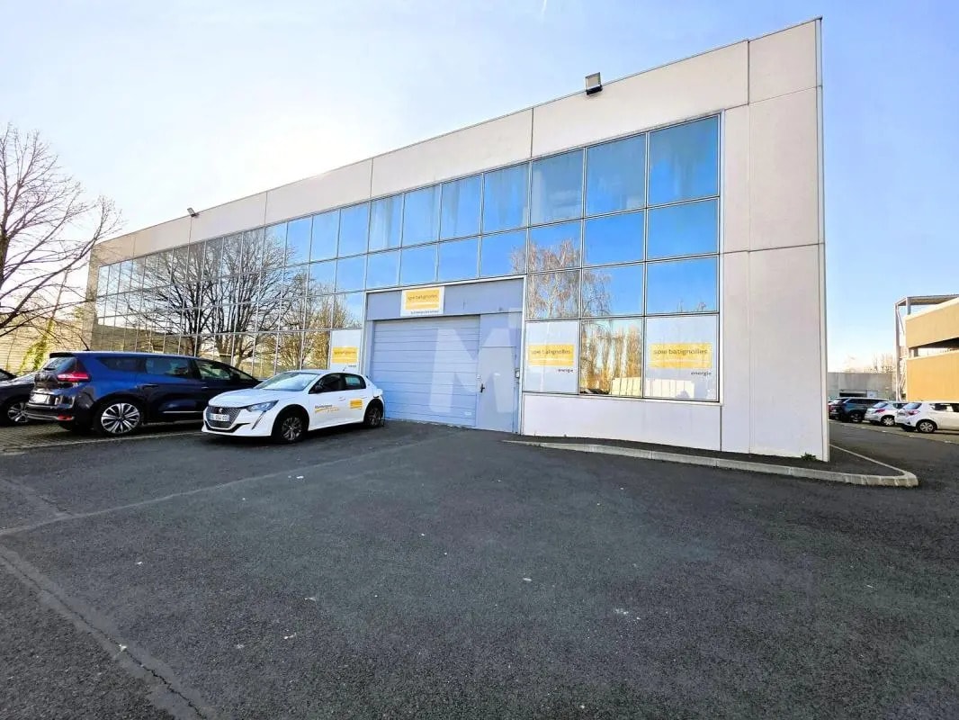 Office in Les Ulis for lease Building Photo- Image 1 of 12