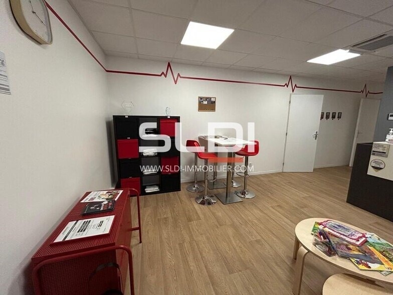 Office in Genay for lease - Interior Photo - Image 2 of 9