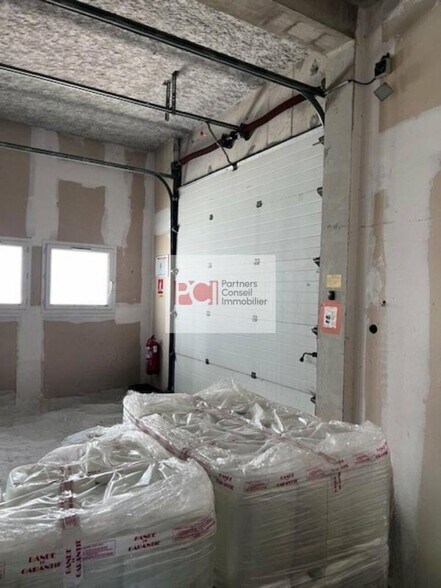 Flex in Nîmes for lease - Interior Photo - Image 3 of 3