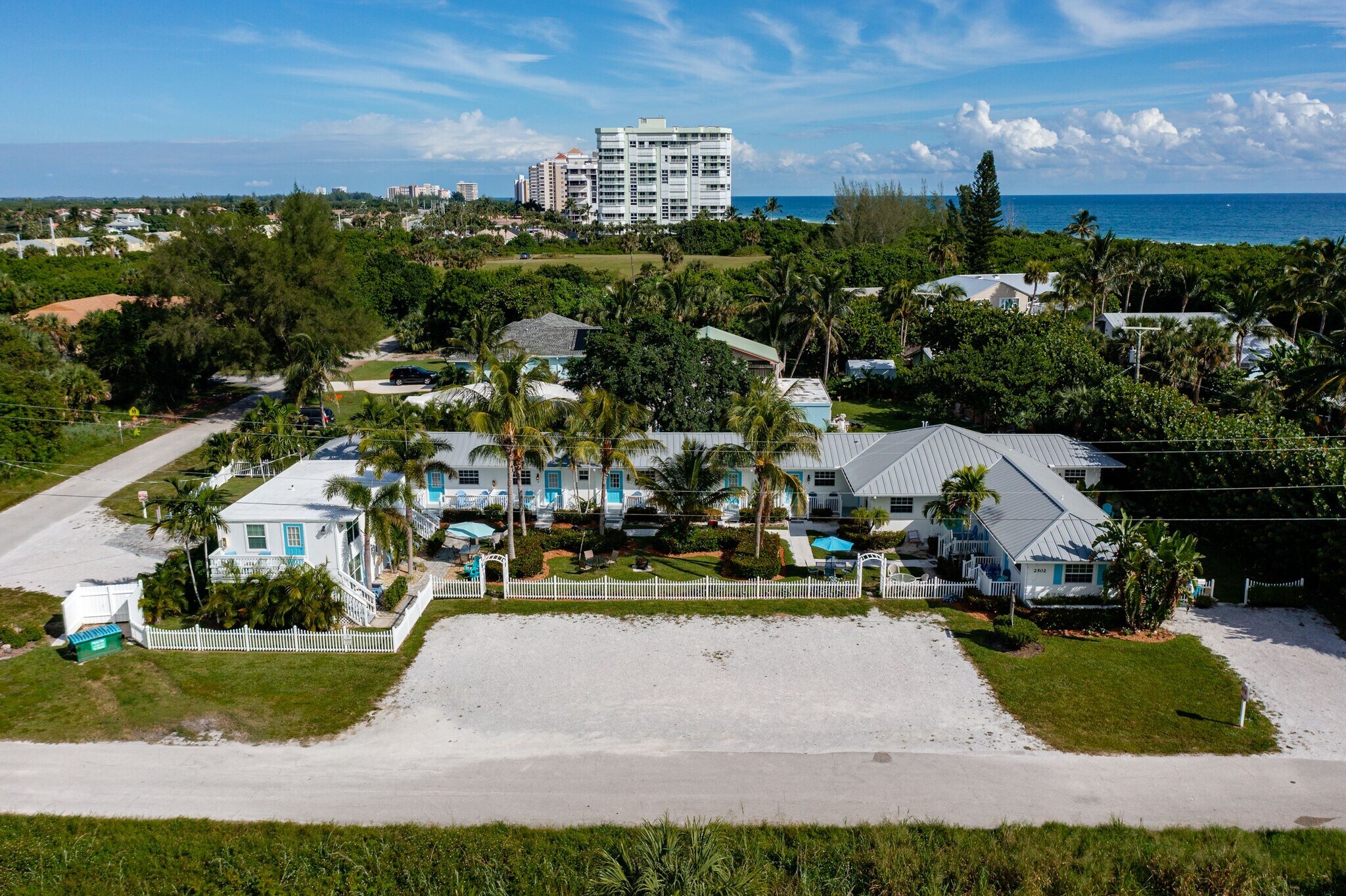 2502 Tamarind Dr, Hutchinson Island, FL à vendre Photo du bâtiment- Image 1 de 36