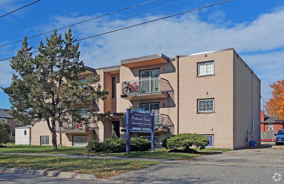 70 Orchard View Blvd, Oshawa, ON à vendre - Photo du bâtiment - Image 2 de 13