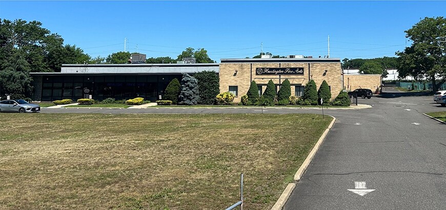 266 Pulaski Rd, Greenlawn, NY à louer - Photo du bâtiment - Image 2 de 5