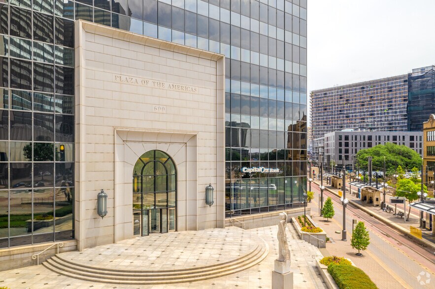 600 N Pearl St, Dallas, TX à louer - Photo du bâtiment - Image 2 de 14