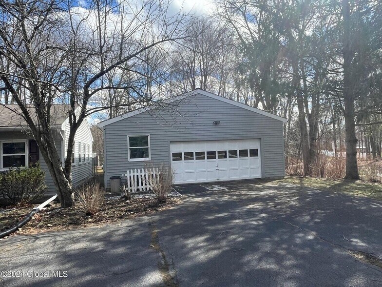 1612 Crescent Rd, Clifton Park, NY à vendre - Photo du bâtiment - Image 3 de 37