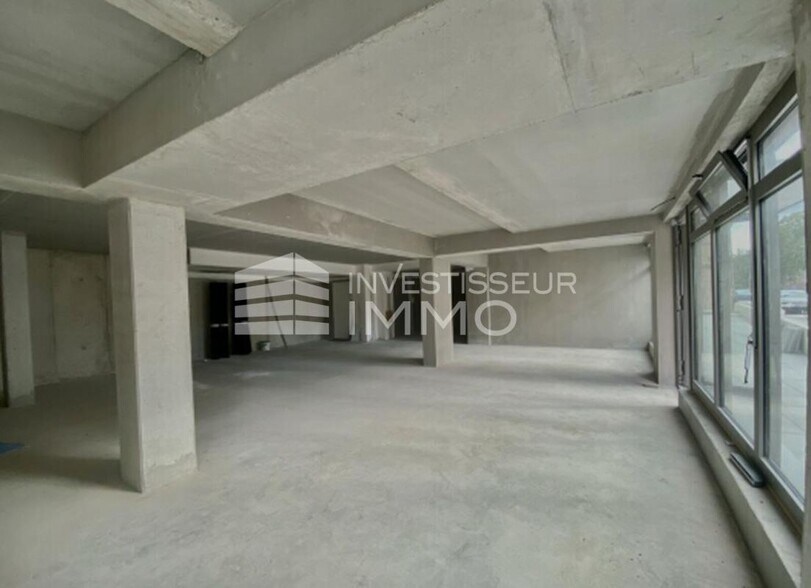 Retail in Montreuil for lease - Interior Photo - Image 2 of 3