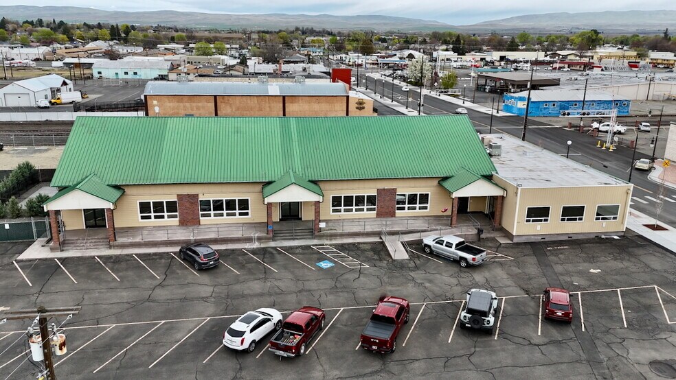 105 S 6th St, Sunnyside, WA à louer - Photo du bâtiment - Image 2 de 6