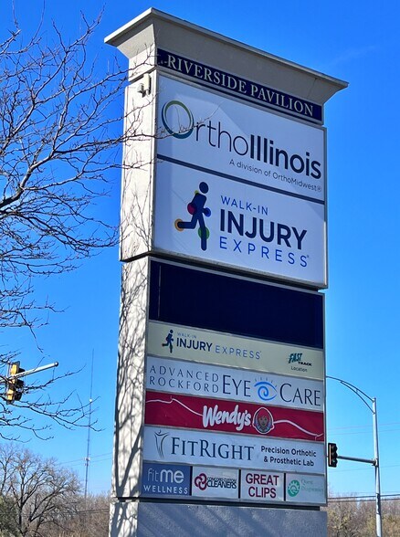 5875 E Riverside Blvd, Rockford, IL à louer - Photo du bâtiment - Image 3 de 8