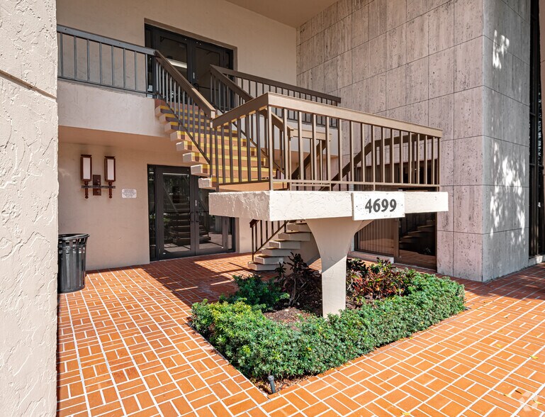 4699 N State Road 7, Tamarac, FL à louer - Photo du bâtiment - Image 3 de 6
