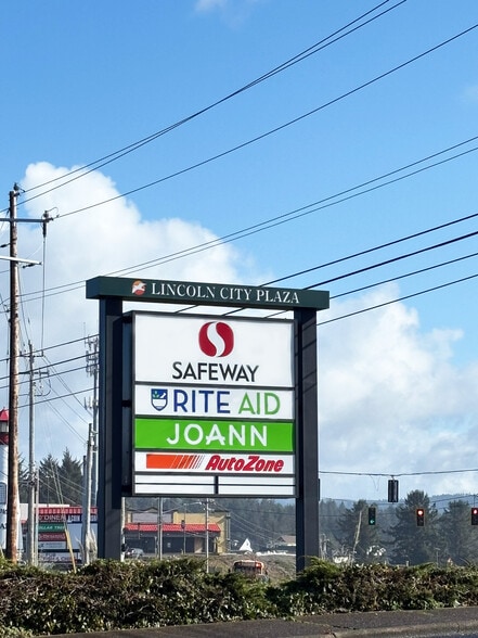 4041-4101 NW Logan Rd, Lincoln City, OR à louer - Photo du bâtiment - Image 2 de 3