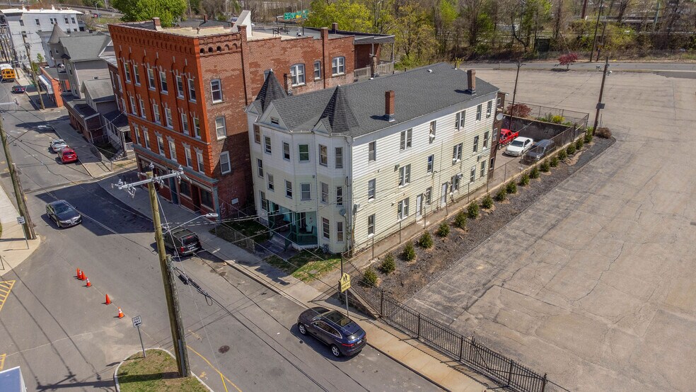 995 Bank St, Waterbury, CT à vendre - Photo du bâtiment - Image 3 de 6