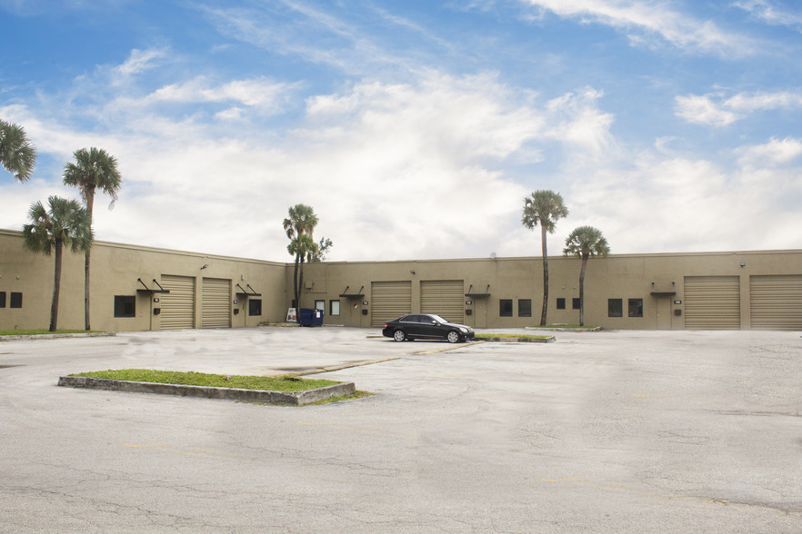 7705-7735 NW 75th Ave, Medley, FL for lease - Building Photo - Image 1 of 13